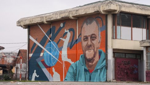 U ČAČKU OSLIKAN MURAL OMILJENOM, SADA POKOJNOM NASTAVNIKU GRUJIĆU: Čuveni Grujo živeće večno