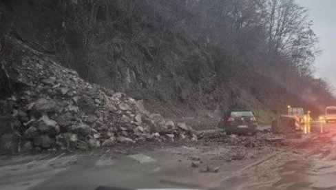 PALA STENA NA VOZAČA NA IBARSKOJ: Detalji nesreće kod Raške, evo u kakvom je stanju (FOTO)