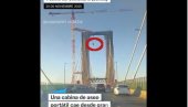 ЗА ДЛАКУ ИЗБЕГНУТА ТРАГЕДИЈА У СЕВИЉИ: Покретни тоалет пао на мост, саобраћај потпуно обустављен (ВИДЕО)