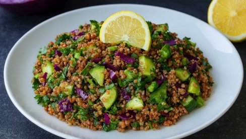 САЛАТА ОД КИНОЕ: Свеж, лаган и хранљив оброк на кашику