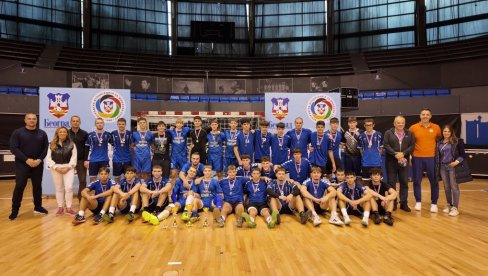 UVEK UZ NAJMLAĐE: Ratko i Andrea delili medalje školarcima