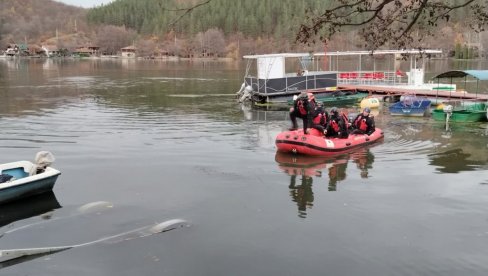 ПРОНАЂЕН АУТОМОБИЛ КОЈИ ЈЕ СЛЕТЕО С ПУТА У ЈЕЗЕРО МЕЂУВРШЈЕ: Кола заглављена у бетонском пропусту (ФОТО)