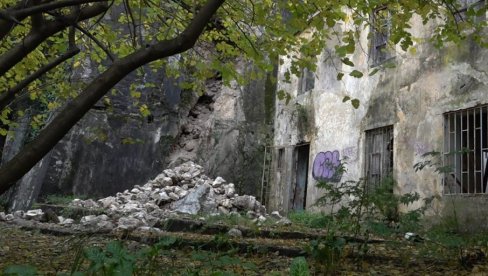 ОБИЛНЕ ПАДАВИНЕ ПРОБЛЕМ ЗА НАЈСТАРИЈЕ ЈЕЗГРО ХЕРЦЕГ НОВОГ   Киша срушила градске зидине