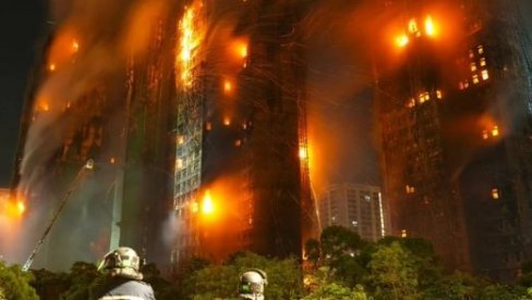 СТРАВИЧНИ СНИМЦИ ИЗ ХОНГКОНГА: Најмање 44 особе погинуле, стотине несталих, небодери и даље горе