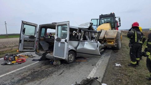 ONE SU NASTRADALE NA PUTU DO POSLA: Mladenovo zavijeno u crno nakon jezivog sudara kombija i valjka na putu Irig-Ruma (FOTO)