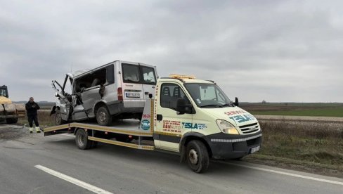 ONI SU NASTRADALI U JEZIVOJ NESREĆI NA PUTU IRIG-RUMA: Kombi se zakucao u valjak (FOTO)