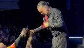 ДИРЉИВ ТРЕНУТАК УСРЕД КОНЦЕРТА: Тони Цетински пољубио обожаватељки руку када му је уручила ручно плетени шал (ФОТО)