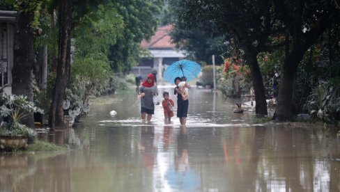 RASTE CRNI BILANS: Broj poginulih u poplavama i klizištima u Indoneziji porastao na više od 750