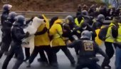ПЕНДРЕКОМ ПО БУБРЕЗИМА И ВОДЕНИМ ТОПОВИМА НА БЛОКАДЕРЕ: Немачка полиција бије згубидане као волове у купусу (ВИДЕО)
