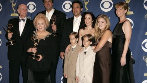 SA 19 GODINA IZVRŠIO SAMOUBISTVO: Ekipa serije Svi vole Rejmonda se okupila posle 30 godina bez preminulog glumca - Nedostaje nam...