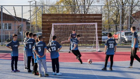 NOVI GOLOVI, KOŠEVI, MODERNA PODLOGA... Gujon: Jedno od najvećih srpskih sela na centralnom Kosovu i Metohiji dobilo novi sportski teren