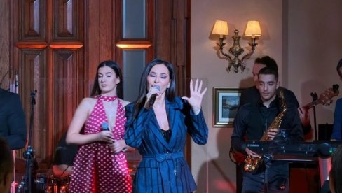 НЕ БРОЈИМО ПЕСМЕ, САМО ЕМОЦИЈЕ: Цеца Ражнатовић дочекана громогласним аплаузом и овацијама (ФОТО)