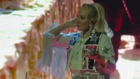 АРЕНА НА НОГАМА: Лепа Брена заиграла коло шумадијско (ФОТО)