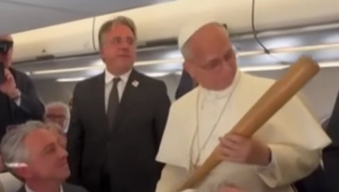 ПАПА СА ПАЛИЦОМ: Господ опрошта, ја не (ВИДЕО)