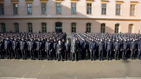 ВИ СТЕ ТУ ДА ЧУВАТЕ СРБИЈУ: Министар полиције Ивица Дачић на промоцији 51., 52.,53. и 54, класе ЦОПО у Сремској Каменици