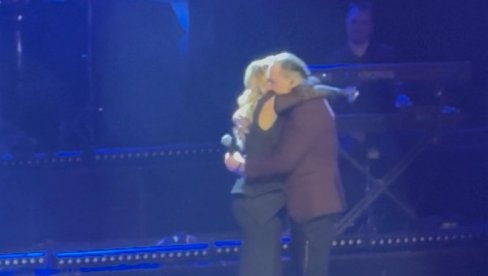 EMOTIVNI ZAGRLJAJ: Ksenija Knežević zapevala sa ocem Knezom na sceni (FOTO)