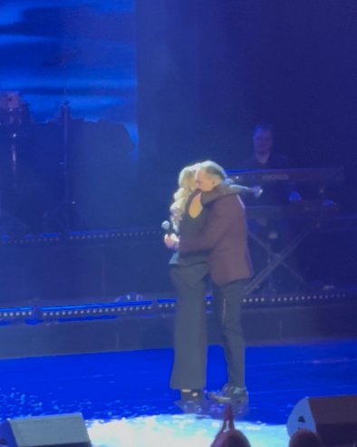 EMOTIVNI ZAGRLJAJ: Ksenija Knežević zapevala sa ocem Knezom na sceni (FOTO)