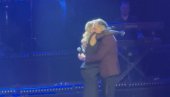 EMOTIVNI ZAGRLJAJ: Ksenija Knežević zapevala sa ocem Knezom na sceni (FOTO)