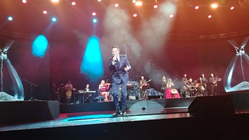 NEMA TREME: Peđa Jovanović okrenuo muzičku stranicu života na koncertu, a podršku mu pružili roditelji, brat blizanac i prijatelji (FOTO)