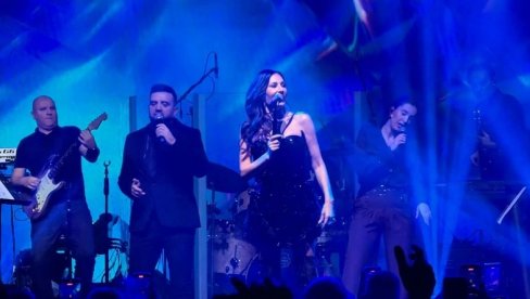 ОВАЦИЈЕ ПРИСУТНИХ: Цеца Ражнатовић заблистала у Зрењанину и публику освојила песмом (ФОТО)