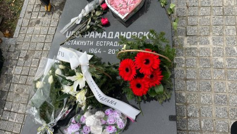 PET GODINA OD SMRTI DŽEJA RAMADANOVSKOG: Tužna scena na groblju, pristigla je porodica, a ona je ostavila potresnu poruku (FOTO)