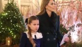 ЦЕЛА ПОРОДИЦА НА ОКУПУ ПОСЛЕ ПОЛА ГОДИНЕ: Најслађи тренутци принцезе Кејт, принца Вилијама и њихове деце на божићној служби! (ВИДЕО