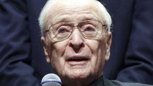 STIGAO U KOLICIMA, SVIMA KRENULE SUZE: Legendarni glumac uz emotivan govor put otišao u penziju!