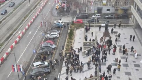 ПРОПАО ИМ ЈОШ ЈЕДАН СКУП ПОДРШКЕ ТЕРОРИСТИМА: Ево колико се блокадера окупило испред Палате правде (ФОТО)