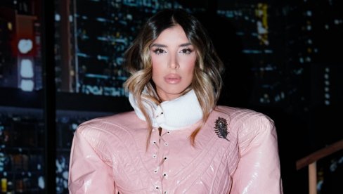 ZA NAS KOJE SE NE STIDIMO DA STOJIMO SAME: Jovana Pajić stihovima ohrabila sve žene (FOTO)