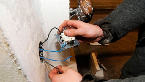 ELEKTRIČAR ODRAO BAKU: 50.000din, koristio SAMO izolirku - svetlo crklo i još uvek ne radi