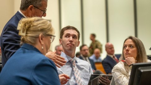 ŠOKANTNE SLIKE KRUŽE INTERNETOM: Osumnjičeni za ubistvo Čarli Kirka došao veseo u sudnicu, a evo kakva kazna mu preti...