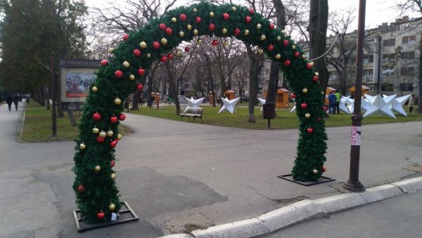 ПРАЗНИЧНИ ДЕКОР: За монтажу и демонтажу два милиона динара