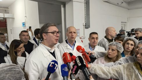 Predsednik Vučić obilazi kompaniju Yumis (VIDEO)