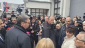 ВУЧИЋ У ГАЏИНОМ ХАНУ: Обилази услужни центра за легализацију - грађани дочекали председника аплаузом (ВИДЕО)