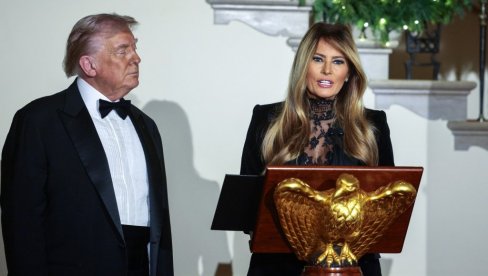 SAVRŠENO IZDANJE PRVE DAME: Melanija Tramp privukla poglede na svečanom balu u čipki i plišu!