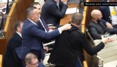 OPŠTA TUČA I LOMLJAVA U PARLAMENTU: Slovački poslanici  gađali se flašama, jedan od njih vrištao dok su ga gušili (VIDEO)