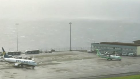 EMILIJA POGODILA KANARSKA OSTRVA: Oluja napravila haos: Poplavljene kuće, odneti krovovi, nesreće na putevima (FOTO)