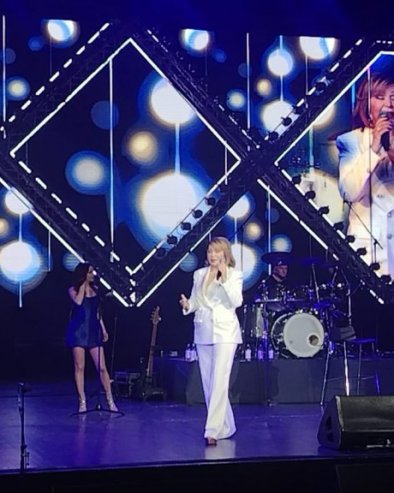 ZORA JE DA SE NAĐEMO NA POLA PUTA: Neda Ukraden prva specijalna gošća na koncertu Leksington benda (FOTO)