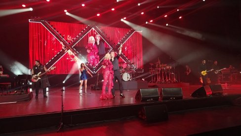 ZAJEDNO NA SCENI: Lepa Brena i Bojan Vasković Leksington u duetu zapevali veliki hit (FOTO)