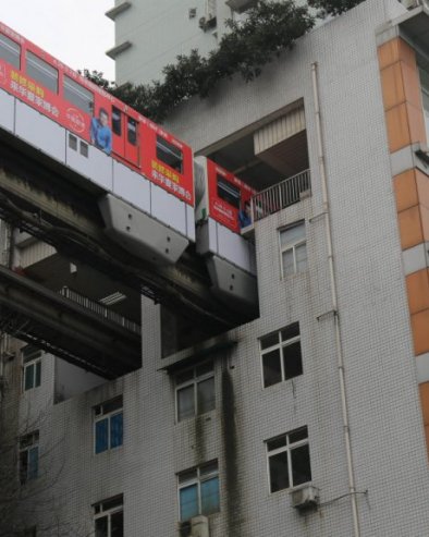 Voz prolazi kroz zgradu - stanarima ne smeta buka, već bučni turisti koji slikaju