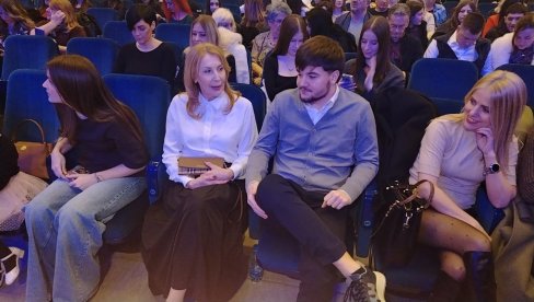 PORODICA KAO PODRŠKA:  Supruga Željka Samardžića, Maja prati koncert iz prvog reda (FOTO)