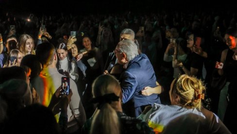 DVORANA NA NOGAMA: Željko Samardžić sišao u publiku i ispunjavao želje fanovima - Emocije, suze i smeh uz najveće hitove (FOTO)