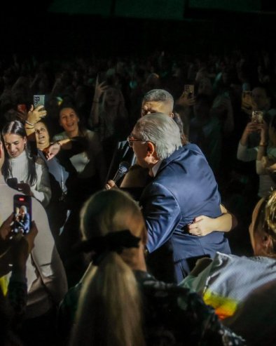 DVORANA NA NOGAMA: Željko Samardžić sišao u publiku i ispunjavao želje fanovima - Emocije, suze i smeh uz najveće hitove (FOTO)