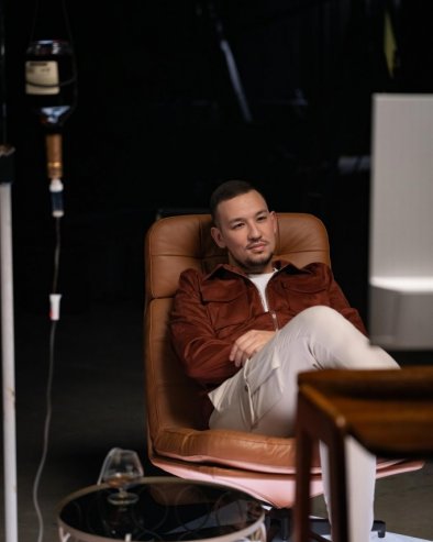 ИЗАЗВАО ХАОС НА ЕСТРАДИ, МИШЉЕЊА СУ ПОДЕЉЕНА: Урош Живковић завршио на инфузији вискијем (ФОТО)