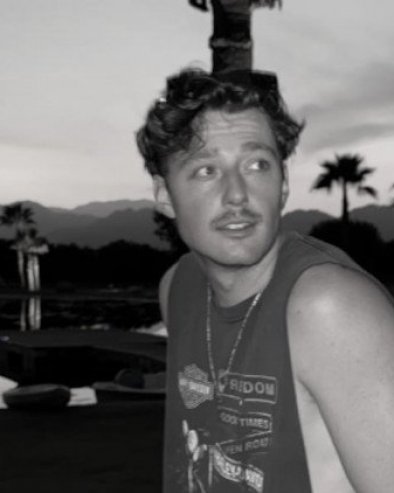 ПРЕМИНУО ПОЗНАТИ ТИКТОКЕР (31): Полиција сумња да се дечко ког су људи широм света обожавали убио - порука његовог брата кида душу