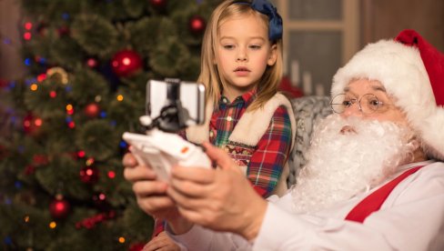 ŠTA DA RADITE AKO SE DETE PLAŠI DEDA MRAZA? Ovo psiholozi savetuju roditeljima