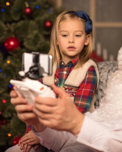 ШТА ДА РАДИТЕ АКО СЕ ДЕТЕ ПЛАШИ ДЕДА МРАЗА? Ово психолози саветују родитељима