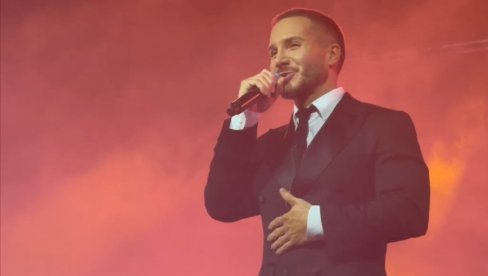 ВЕЧЕРАС ЋЕМО ДА ОПРАВДАМО ТО ШТО НАС НИЈЕ БИЛО 14 ГОДИНА: Саша Ковачевић се емотивним речима обратио публици у концерту (ФОТО)