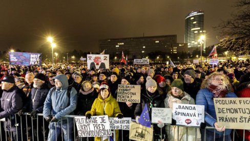 DEMONSTRACIJE ŠIROM SLOVAČKE Protestanti uzvikuju: Dosta je Fica!