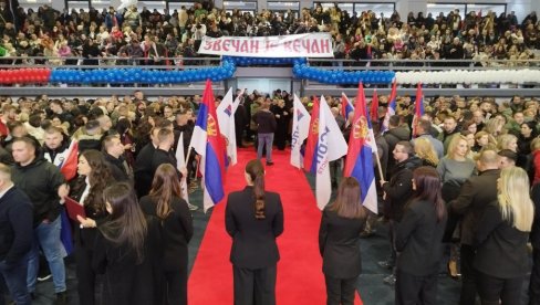 СВЕ СПРЕМНО ЗА МИТИНГ СРПСКЕ ЛИСТЕ: Хала спортова у Косовској Митровици у бојама српске тробојке (ВИДЕО)